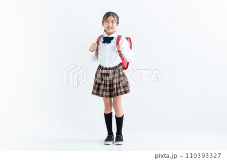 ランドセルを背負った女の子　school bag 110393327