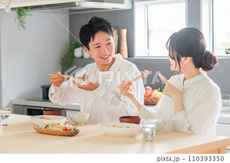 家で食事をする日本人夫婦・カップル（自炊・ミールキット・惣菜） 110393350