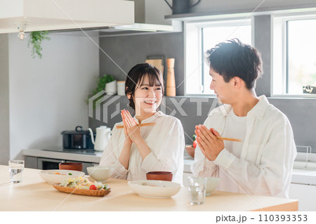 家で食事をする夫婦・カップル（自炊・いただきます） 110393353