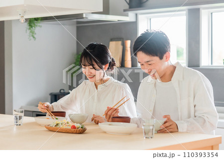 家で食事をする夫婦・カップル（自炊） 110393354