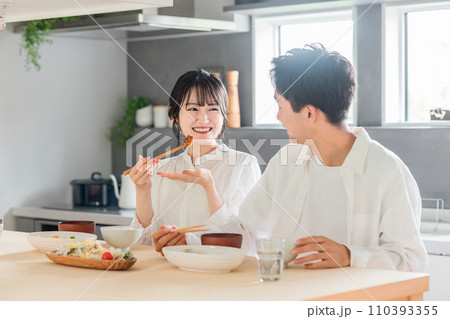 家で食事をする夫婦・カップル（自炊） 110393355