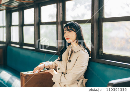 電車で旅をする女性 110393356