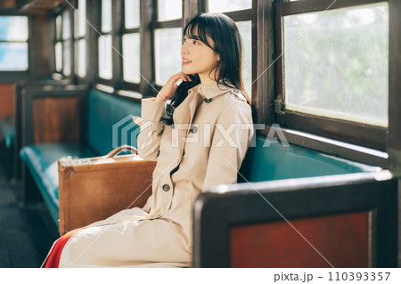 電車で旅をする女性 110393357