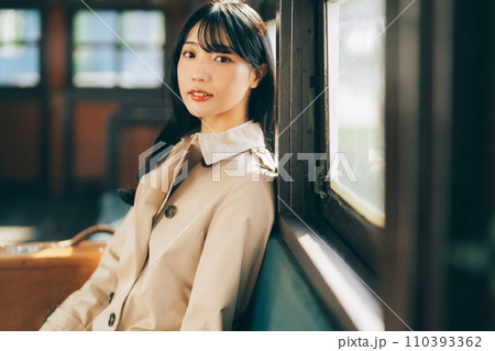 電車で旅をする女性 110393362