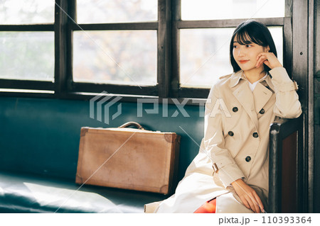 電車で旅をする女性 110393364