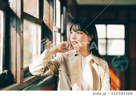 電車で旅をする女性 110393366