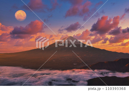 新道峠より朝の雲海と富士山 新道峠より朝の雲海と富士山 110393368