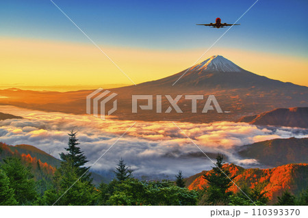 新道峠より朝の雲海と富士山 110393370