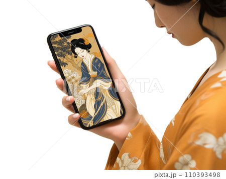 スマホを見る着物姿の女性 110393498