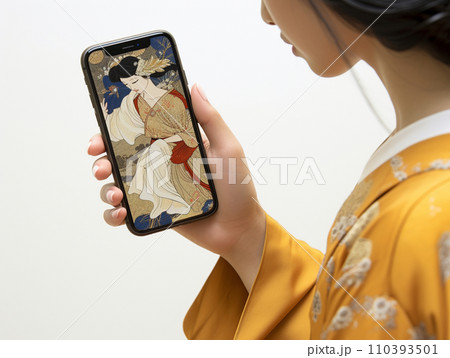 スマホを見る着物姿の女性 110393501