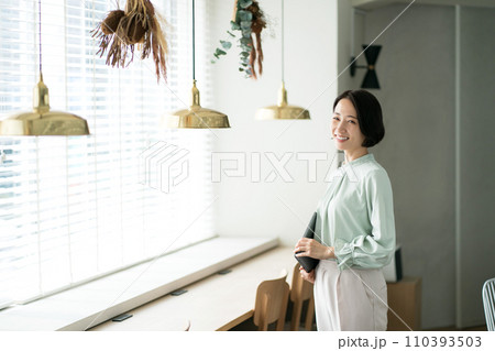 タブレットを持って立つ女性 110393503