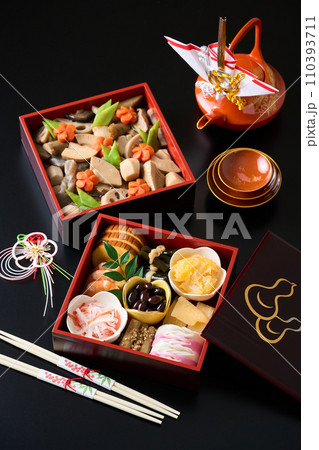 お重に盛り付けたおせち料理 110393711