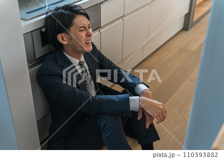 残業で疲労・疲弊して帰宅したビジネスマン（悔しい・怒る・怒り・辞めたい） 110393882