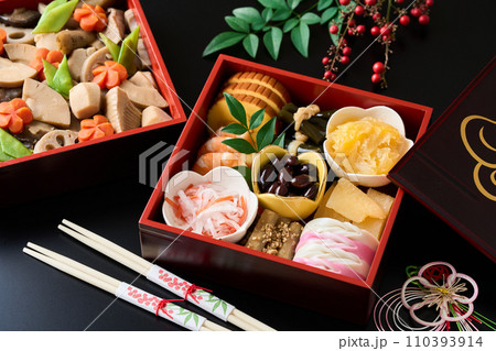 お重に盛り付けたおせち料理 110393914