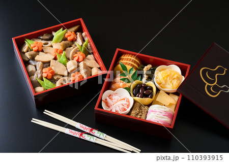 お重に盛り付けたおせち料理 110393915