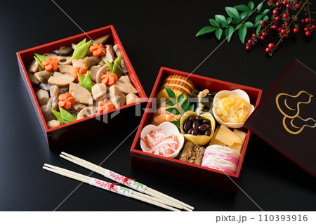 お重に盛り付けたおせち料理 お重に盛り付けたおせち料理 110393916