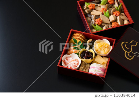 お重に盛り付けたおせち料理 110394014