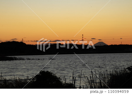 手賀沼から富士を望む夕景 手賀沼から富士を望む夕景 110394059