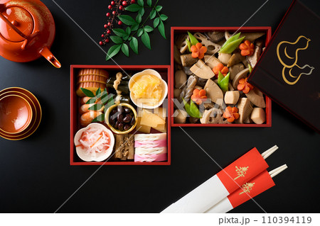お重に盛り付けたおせち料理 お重に盛り付けたおせち料理 110394119