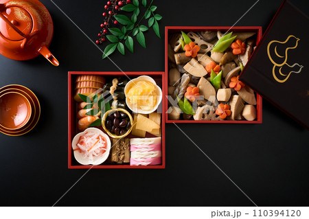 お重に盛り付けたおせち料理 お重に盛り付けたおせち料理 110394120