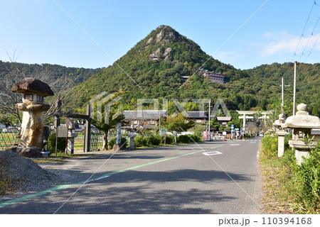 東近江市 太郎坊宮(阿賀神社)参道と赤神山 東近江市 太郎坊宮(阿賀神社)参道と赤神山 110394168