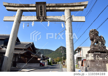 東近江市 太郎坊宮(阿賀神社)の鳥居と参道 東近江市 太郎坊宮(阿賀神社)の鳥居と参道 110394169