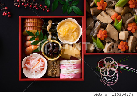 お重に盛り付けたおせち料理 110394275