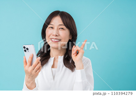 スマホを操作するミドル女性。 スマホを操作するミドル女性。 110394279