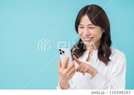 スマホを操作するミドル女性。 110394283