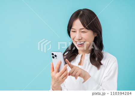スマホを操作するミドル女性。 スマホを操作するミドル女性。 110394284