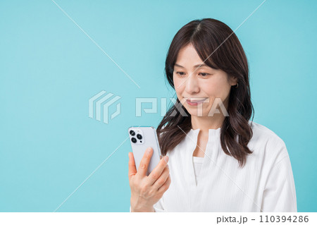 スマホを操作するミドル女性。 110394286