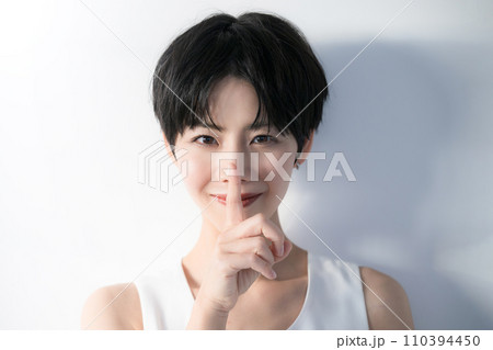 ビューティーの女性イメージで黒髪ショートヘアのカメラ目線 110394450