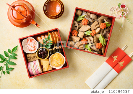お重に盛り付けたおせち料理 110394557