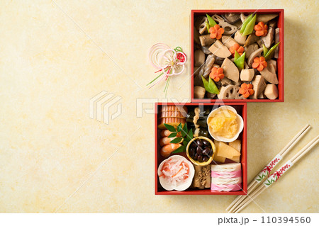 お重に盛り付けたおせち料理 110394560