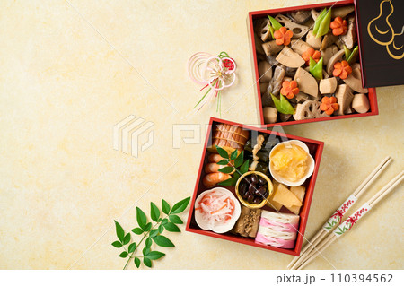 お重に盛り付けたおせち料理 110394562