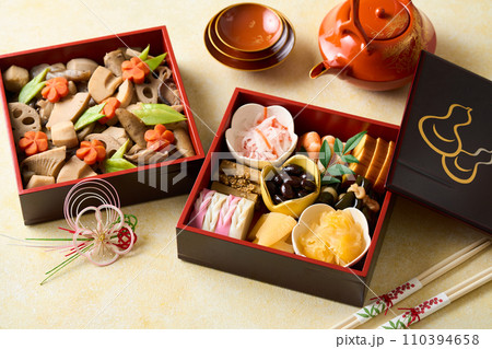 お重に盛り付けたおせち料理 お重に盛り付けたおせち料理 110394658