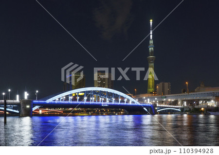 東京スカイツリーと駒形橋_夜景 東京スカイツリーと駒形橋_夜景 110394928