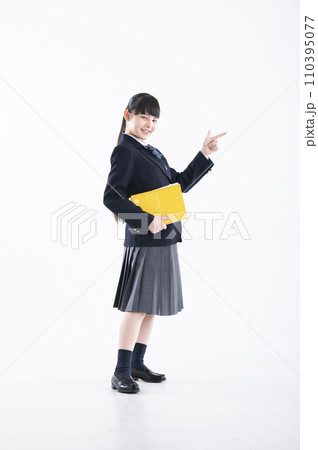 女子中学生 ポートレート 白バック 女の子 中学生 カメラ目線 指差し 女子中学生 ポートレート 白バック 女の子 中学生 カメラ目線 指差し 110395077