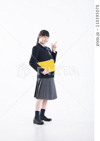 女子中学生　ポートレート　白バック　女の子　中学生　カメラ目線　指差し 110395078
