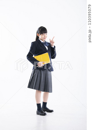 女子中学生　ポートレート　白バック　女の子　中学生　カメラ目線　指差し 110395079