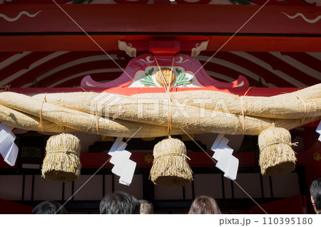 初詣と神社のしめ縄 初詣と神社のしめ縄 110395180