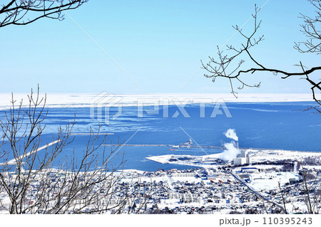 冬のオホーツク紋別市を一望する風景 110395243