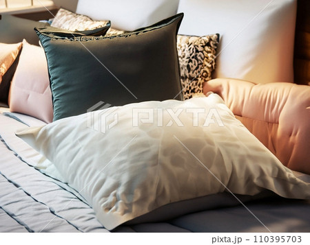 ベッドの上のクッション 110395703
