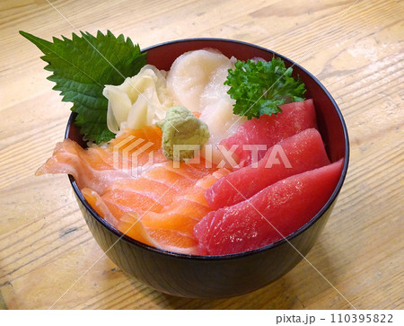 海鮮丼　三色丼　ホタテ　サーモン　まぐろ 110395822