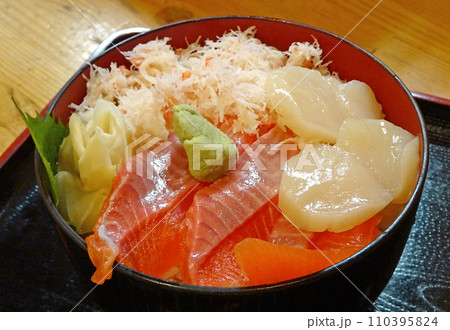 海鮮丼 三色丼 カニ ホタテ サーモン 海鮮丼 三色丼 カニ ホタテ サーモン 110395824