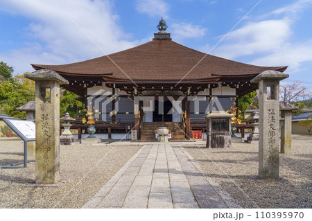 仁和寺　御影堂　春の朝（京都市右京区） 110395970