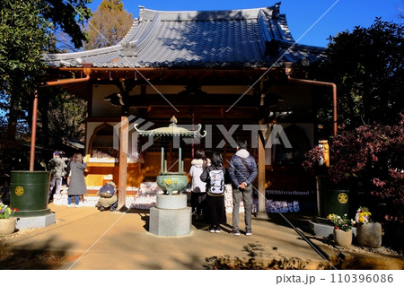 招き猫発祥の地 豪徳寺 周囲が大量の招き猫で埋め尽くされた招福殿 招き猫発祥の地 豪徳寺 周囲が大量の招き猫で埋め尽くされた招福殿 110396086