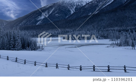 河川 川の流れ ウィンター 110396201