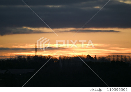 日の出前の東の空 110396302