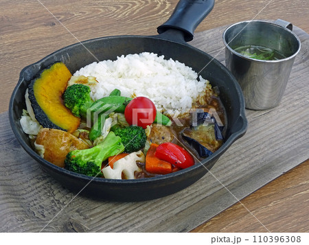 野菜カレー スキレットカレー スキレット野菜カレー 野菜カレー スキレットカレー スキレット野菜カレー 110396308